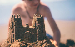 Опасност под пясъка: Екзотичната почивка може да ви зарази с "пълзящ" паразит за десетилетия