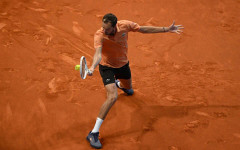 Медведев с трудна победа в Мадрид, Циципас продължава напред