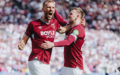 Драма остави Уест Хем в битката за спасение във Висшата лига на Англия