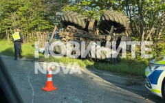 Катастрофа между камион и трактор затруднява движението по пътя София -Варна