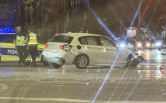 Лека кола и такси се удариха след преминаване на червен светофар в София