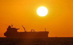 Иран продължава да товари петрол на танкери на фона на блокадата на САЩ