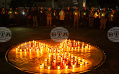 Жители на украинския град Славутич се събраха на бдение за жертвите на чернобилската авария въпреки войната