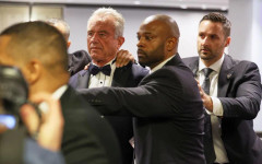 Очевидец на стрелбата: Робърт Кенеди бил в "делириум", влачен от охраната