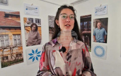 Историите на седем стари къщи са събрани в изложбата "Къщите и хората", подредена край ждрелото на р. Ерма в Трън