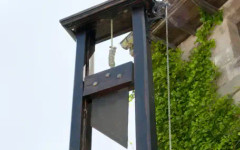 Преди 234 г. на площада "Грев" в Париж е извършена първата екзекуция с гилотина