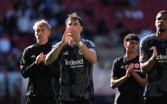 Айнтрахт (Франкфурт) изпусна последния влак за топ 6