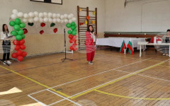 Мария Лалева се срещна с учениците на Шесто училище в Перник, където представи най-новия си роман "Пътища от огън"