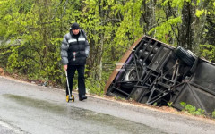 Гледат мярката за неотклонение на шофьора на автобуса, който се преобърна край Малко Търново