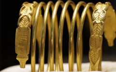 Шлемът от Коцофенещ и две златни гривни се върнаха в Румъния