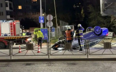 Кола се обърна по таван във Велико Търново – пожарникари я изтегляха