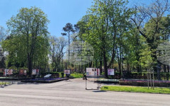 Изложбата "Драсканици от задния чин" на Михаил Методиев е експонирана в Градската градина на Шумен