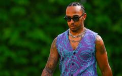 Люис Хамилтън опипа и страстно нацелува Ким Кардашиян на плажа