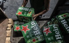 Продажбите на бира на Heineken са намалели повече от очакваното заради отслабнало търсене