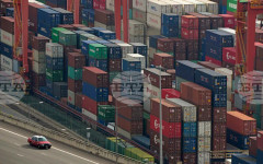 Бизнес активността в САЩ е нараснала през април, но войната с Иран тласка цените нагоре, отчита "Ес енд Пи Глоубъл"