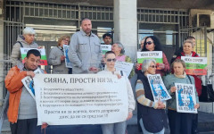 Граждани се събраха пред Съда в Плевен с искане за справедливост по делото за катастрофата, при която загина 12-годишната Сияна