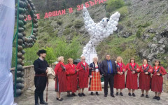 С откриване на паметник на Румен Родопски и пускане на 81 гълъба в небето, село Забрдо ще отбележи Деня на Европа