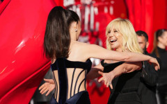 "Дяволът носи Прада", но прегръща Версаче: Донатела взриви премиерата в Лондон