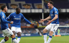 Защитник подписа нов договор с Евертън