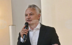 Не е вярно, че днес младите не четат - всеки ден четат от телефоните и компютрите си, каза писателят Захари Карабашлиев