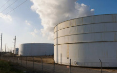 Петролът продължава да поскъпва заради блокираните преговори САЩ-Иран