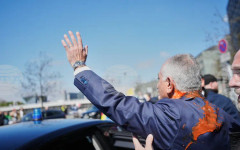 Живеещият в изгнание ирански престолонаследник Реза Пахлави бе залят с червена течност в Берлин