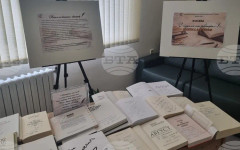 Плевенската библиотека "Христо Смирненски" представя изложба на книги с автограф