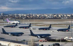 Авиокомпаниите вдигат цени и приземяват самолети