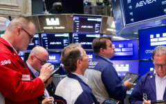 S&P 500 и Nasdaq се отдръпват от рекордните си върхове*