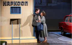 Премиерният спектакъл "Дами канят" в театъра в Благоевград акцентира върху взаимоотношенията между героите, каза за БТА актьорът Калин Врачански