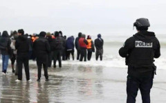 Лондон ще плати почти $900 млн. на Франция за борба с мигрантите с лодки