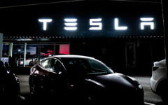 Таксита, роботи, AI: Tesla показва на инвеститорите бъдещето, но в него конкуренцията е силна