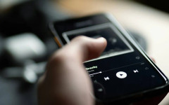 ИИ песни заляха музикалната платформа Deezer, а потребителите дори не могат да ги различат