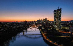 ЕЦБ ще повиши лихвите през юни, а през 2027 г. ще обърне курса, сочи проучване