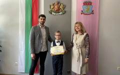 Наградиха победителите в конкурса за идейни проекти за визията на новото кръгово кръстовище в Казанлък