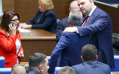 Десислава Атанасова летяла с Пеевски до Истанбул и Дубай?