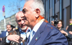 Живеещият в изгнание ирански престолонаследник бе залят с червена течност в Берлин