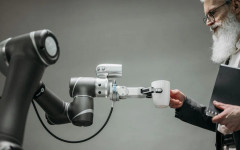 Meta кара служителите си да обучават AI заместниците си