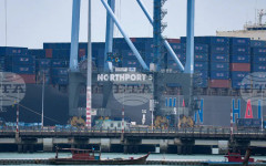 ЕС ще настоява пред Международната морска организация за глобална цена на въглеродните емисии от корабоплаването, съобщи Ройтерс