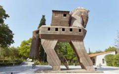 24 април 1184 г. пр.н.е.: Гърците превземат с хитрост Троя, с легендарния дървен кон