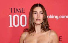 Блясък и стил в Ню Йорк: Хейли Бийбър заслепи със сребърна рокля на галата Time 100