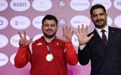 Турчин свали от върха легендарния Александър Карелин в борбата