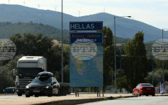 Българите купуват в Гърция недвижими имоти, гърците в България – гориво, а разликата в цените между двете страни намалява, пише гръцки вестник