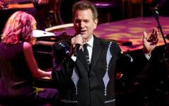 Дебютът на Chris Isaak у нас: от "Wicked Game" до личните му истории за любовта