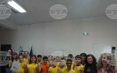 Четвъртокласници от СУ "Христо Ботев" в Разград наблюдаваха изследване на питейна вода при посещението си в РЗИ в града