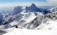 В началото на сезона за изкачване, огромен леден блок блокира пътя към Еверест