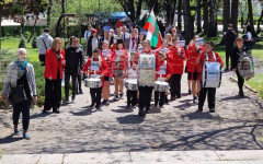 С факелно шествие и патриотична викторина седмокласници от петте общини в Пернишка област отбелязаха 150-ата годишнина от Априлската епопея