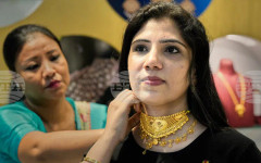 Слабото търсене намали покупките на бижута по време на пролетния фестивал на златото в Индия