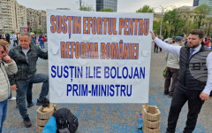 Акция в подкрепа на румънския премиер Илие Боложан се провежда пред сградата на правителството в Букурещ