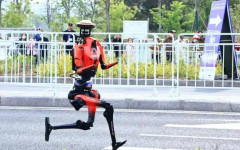 Хуманоидни роботи надбягаха топ-маратонци на състезание в Пекин